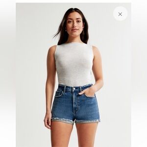 ABERCROMBIE & FITCH High Rise Mom Short,  size 28 medium wash cut off's